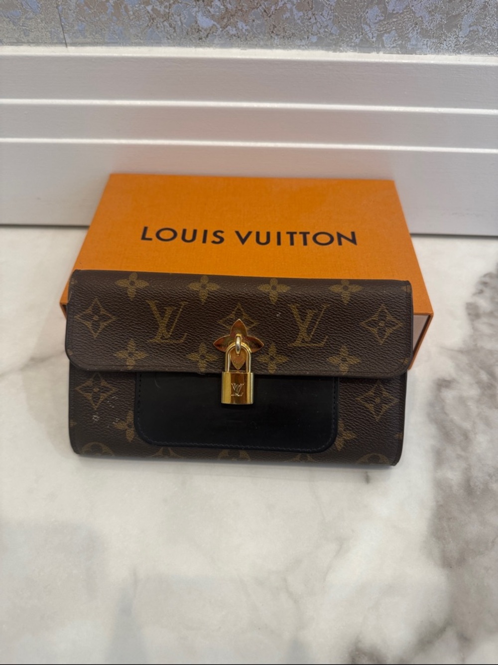 Louis Vuitton Long Wallet
Portefeuille Flower Black Padlock Noir Black LV.